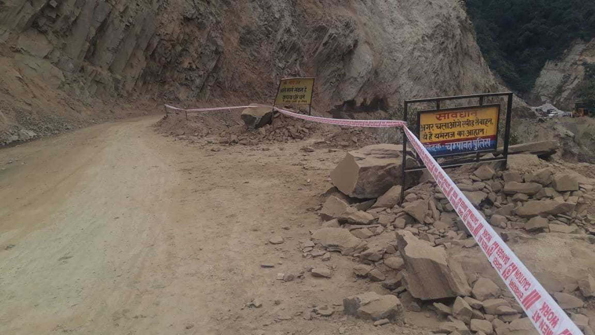 निर्माणाधीन बारहमासी मार्ग में स्वांला के पास खाई से बचाव को लगाई गई कॉशन टेप। निर्माणाधीन बारहमासी मार्ग में स्वांला के पास खाई से बचाव को लगाई गई कॉशन टेप।