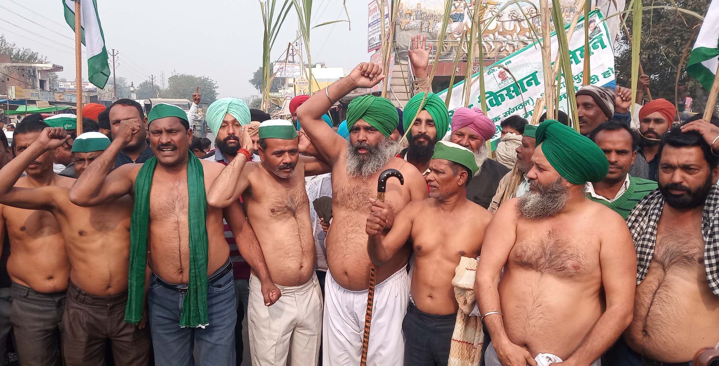 पुवायां में भाकियू के बैनर तले प्रदर्शन करते किसान