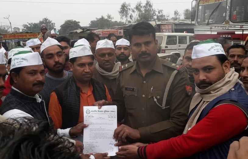 बड़गांव में थानाध्यक्ष भानू प्रताप को ज्ञापन देते भाकियू तोमर के कार्यकर्ता बड़गांव में थानाध्यक्ष भानू प्रताप को ज्ञापन देते भाकियू तोमर के कार्यकर्ता