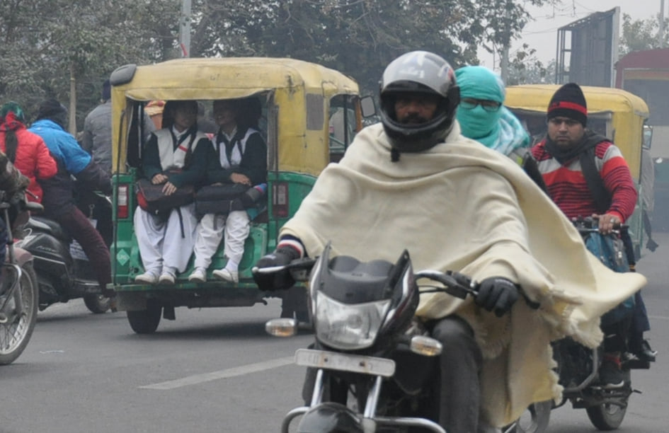 सहारनपुर में ठंड और दिन भर छाये रहे बादल में अपने कार्य को जाते लोग