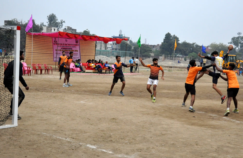 स्टेडियम में राज्य स्तरीय हैंडबॉल प्रतियोगिता में गोल मारता खिलाडी स्टेडियम में राज्य स्तरीय हैंडबॉल प्रतियोगिता में गोल मारता खिलाडी
