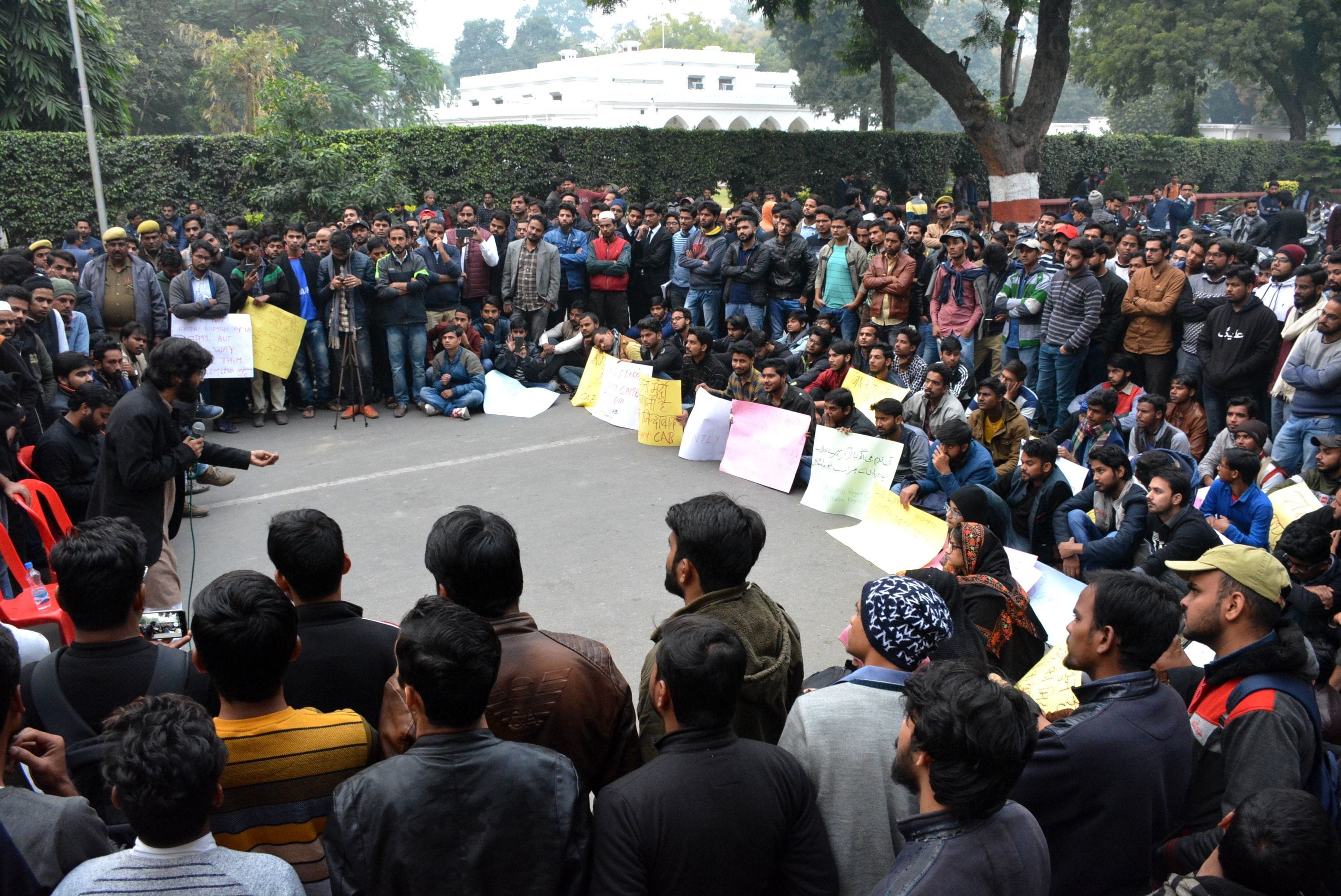 नागरिकता संशोधन विधेयक के विरोध में प्रदर्शन करते एएमयू के छात्र। नागरिकता संशोधन विधेयक के विरोध में प्रदर्शन करते एएमयू के छात्र।