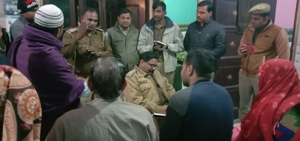 गंगोह में लूट की घटना के बाद मौके पर जांच करती पुलिस गंगोह में लूट की घटना के बाद मौके पर जांच करती पुलिस