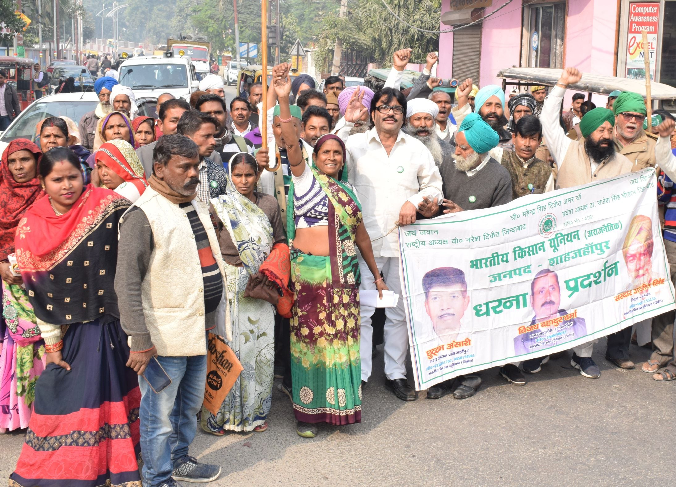 गन्ना समस्या को लेकर पीडब्ल्यूडी  तिराहे पर जाम लगाते भारतीय किसान यूनियन के कार्यकर्ता ।