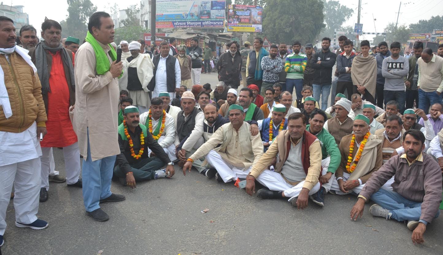 ामली गुरूद्वारा तिराहे पर किसानो के धरने पर बोलते भाकियू प्रवक्ता कुल्दीप पंवार ामली गुरूद्वारा तिराहे पर किसानो के धरने पर बोलते भाकियू प्रवक्ता कुल्दीप पंवार