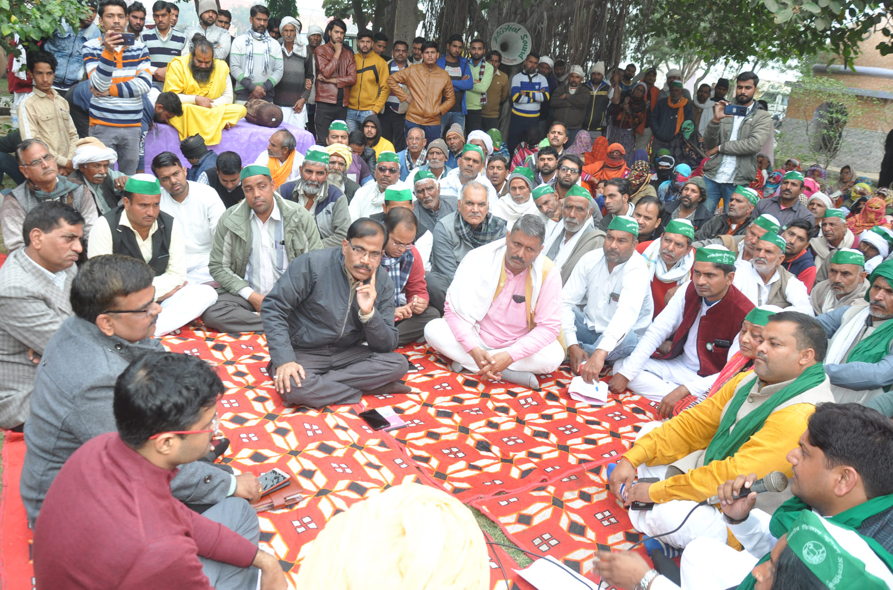 कोसीकलां में किसानों से वार्ता करते हुए एडीएम प्रशासन सतीश चंद त्रिपाठी, एसडीएम डा. नितिन गौड। सं कोसीकलां में किसानों से वार्ता करते हुए एडीएम प्रशासन सतीश चंद त्रिपाठी, एसडीएम डा. नितिन गौड। सं