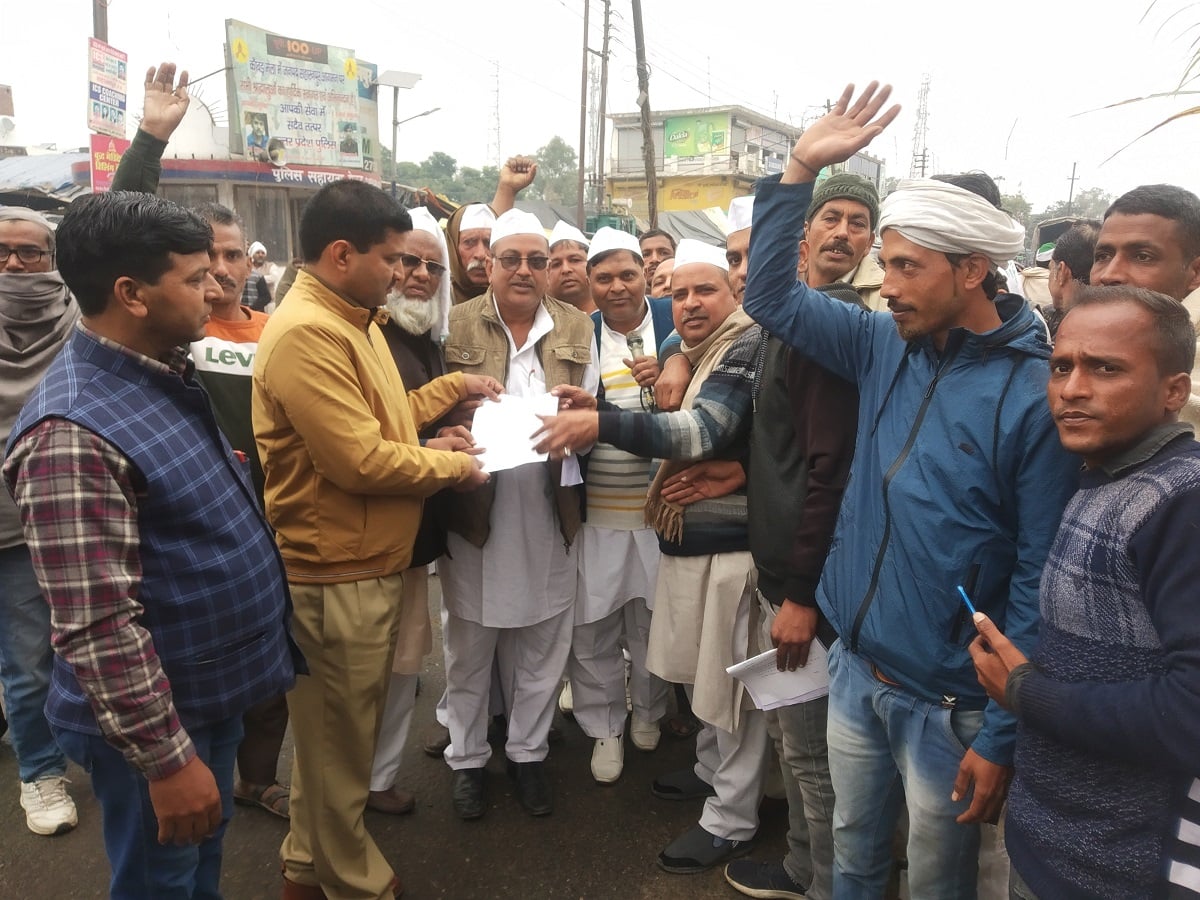 छुटमलपुर में एसओ अमित शर्मा को ज्ञापन देते भाकियू तोमर के कार्यकर्ता छुटमलपुर में एसओ अमित शर्मा को ज्ञापन देते भाकियू तोमर के कार्यकर्ता