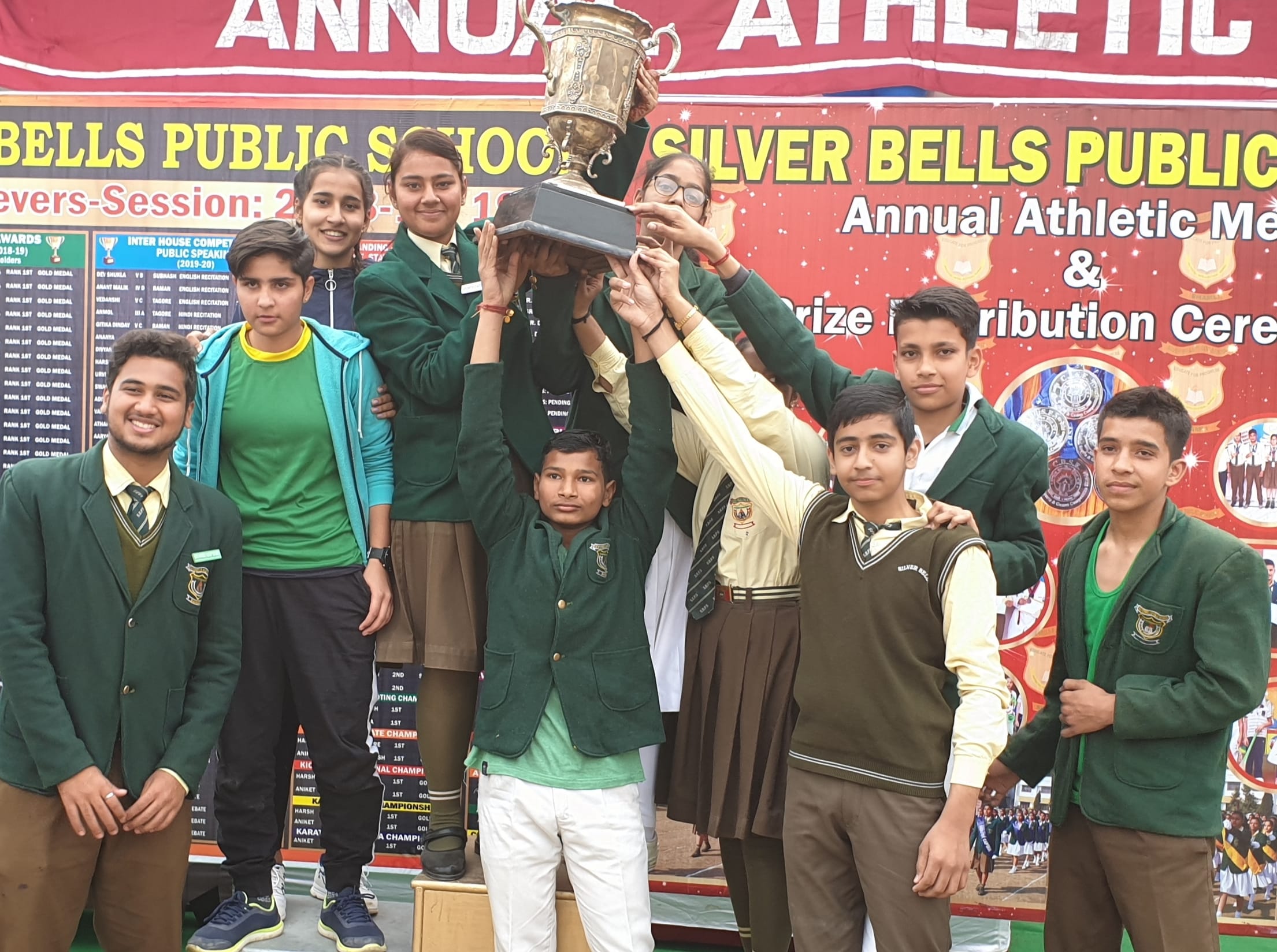 शामली सिल्वर बैल्स स्कूल में खेलकूद प्रतियोगिता के समापन पर ट्रॉफी दिखाते छात्र छात्राएं शामली सिल्वर बैल्स स्कूल में खेलकूद प्रतियोगिता के समापन पर ट्रॉफी दिखाते छात्र छात्राएं