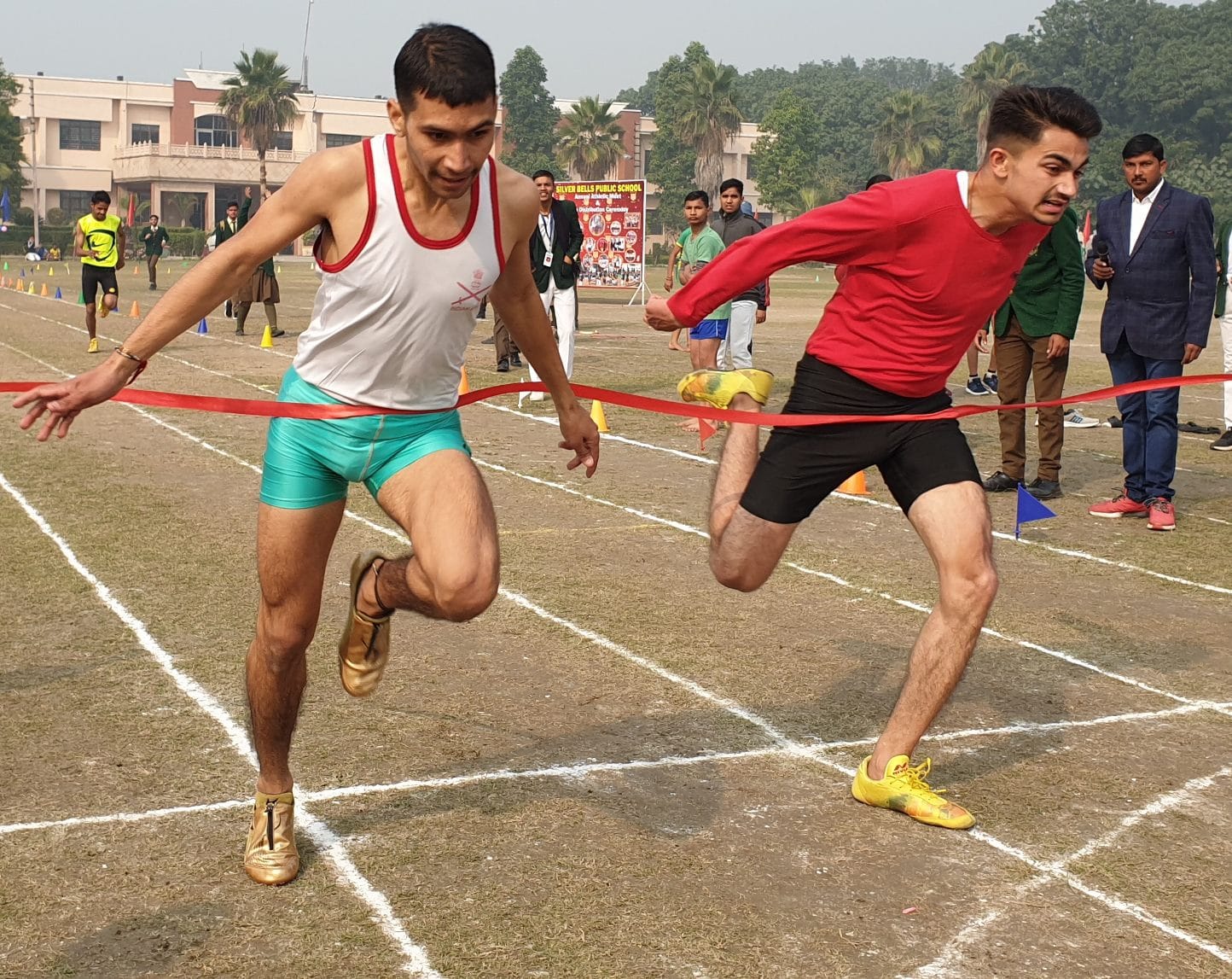 शामली सिल्वर बैल्स स्कूल में खेलकूद प्रतियोगिता के दौरान दौड में भाग लेते छात्र शामली सिल्वर बैल्स स्कूल में खेलकूद प्रतियोगिता के दौरान दौड में भाग लेते छात्र