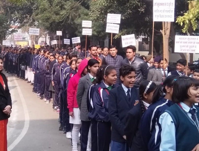 शामली कलेक्ट्रेट में पानीपत फिल्म का रैली निकाल कर विरोध करते माहाराजा सूरजमल स्कूल के छात्र छा शामली कलेक्ट्रेट में पानीपत फिल्म का रैली निकाल कर विरोध करते माहाराजा सूरजमल स्कूल के छात्र छा