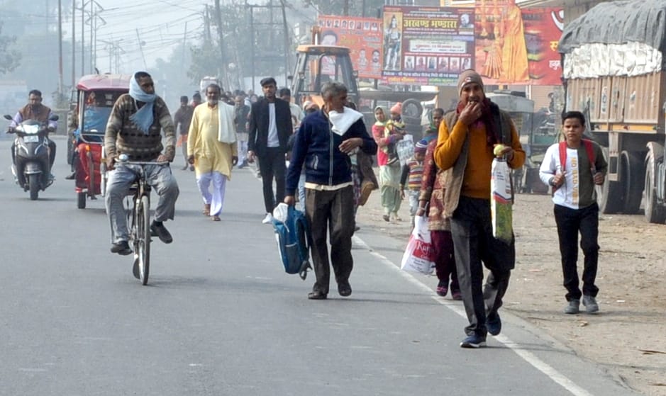 शामली गुरूद्वारा तिराहे पर भाकियू के चक्का जाम के दौरान पैदल जाते यात्री शामली गुरूद्वारा तिराहे पर भाकियू के चक्का जाम के दौरान पैदल जाते यात्री