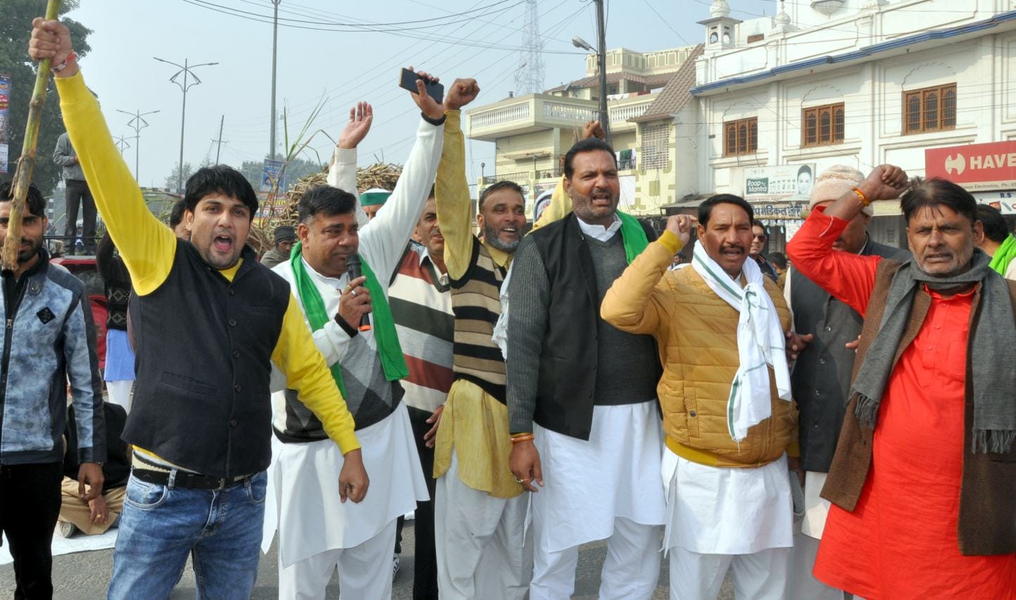 शामली गुरूद्वारा तिराहे पर प्रदर्शन करते भाकियू कार्यकर्ता शामली गुरूद्वारा तिराहे पर प्रदर्शन करते भाकियू कार्यकर्ता