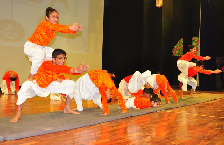 दिल्ली रोड स्थित पाइनवुड स्कूल के वार्षिक उत्सव में प्रस्तुति देते छात्र छात्राएं