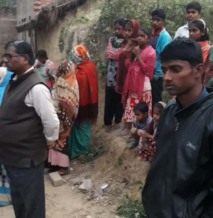 लालगंज कोतवाली के बरीबोझ राजा का पुरवा सई नदी में किशोर का शव मिलने के बाद जुटी भीड़।