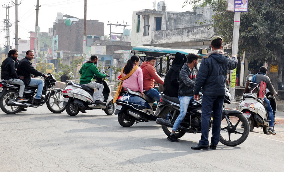 सर्किट हाउस रोड पर वाहन रोकर दुसरी और जाने के लिये कहता यातायात कर्मी सर्किट हाउस रोड पर वाहन रोकर दुसरी और जाने के लिये कहता यातायात कर्मी