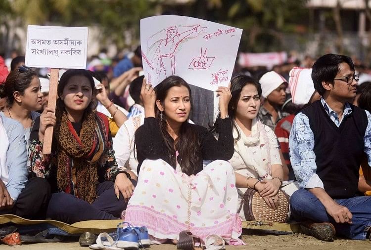 40 साल पहले सुलगी थी असम में विरोध की चिंगारी, ऐसे पड़े थे एनआरसी के बीज असमिया अभिनेत्री बरशारानी बिषया और जाफिरा वाहिद ने शुक्रवार को गुवाहाटी में हुए अनशन में हिस्सा लिया।