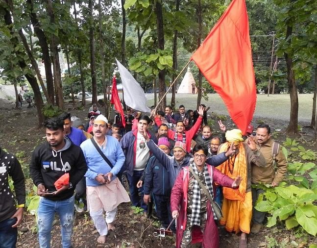 पिंडी महाभिषेक के साथ श्री सिद्धबली बाबा महोत्सव का आगाज श्री सिद्धबली महोत्सव के पहले दिन सिद्धबली परिक्रमा करते श्रद्धालु।
