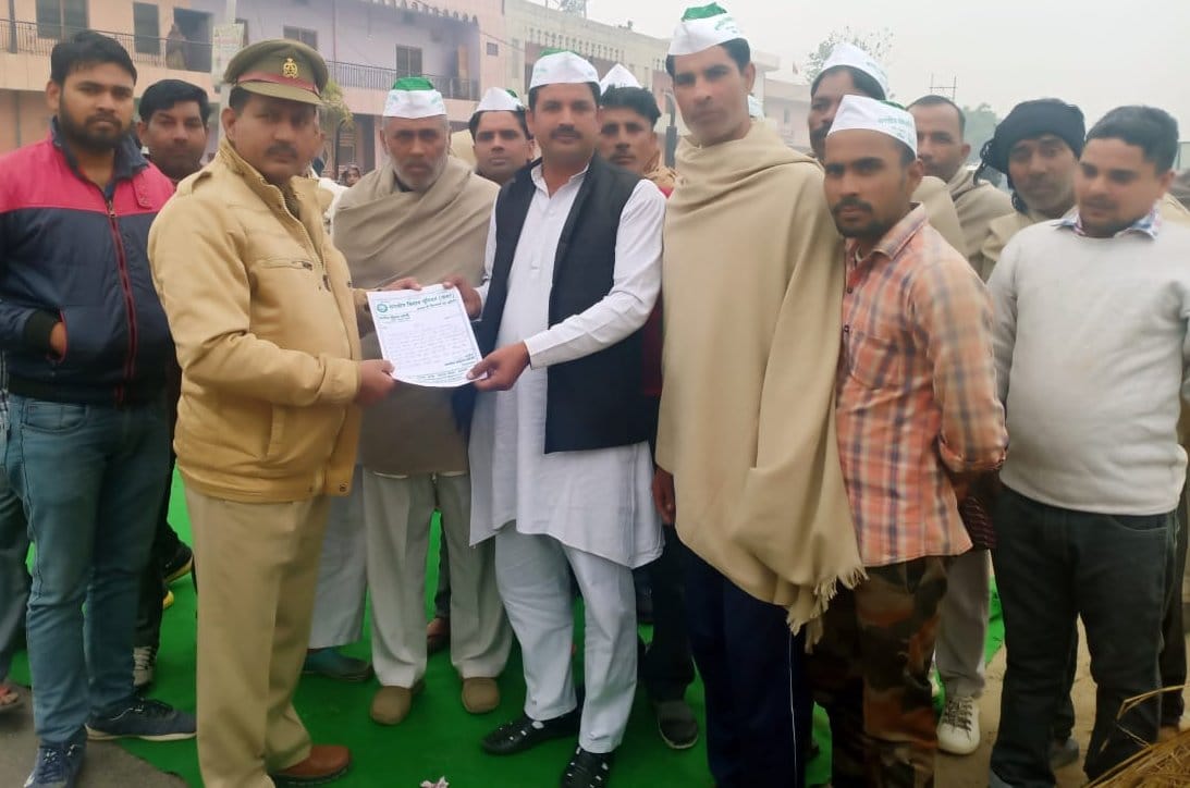 कांधना गांव पंजोखरा में थानाप्रभारी को ज्ञापन देते भारतीय किसान यूनियन तोमर के कार्यकर्ता कांधना गांव पंजोखरा में थानाप्रभारी को ज्ञापन देते भारतीय किसान यूनियन तोमर के कार्यकर्ता