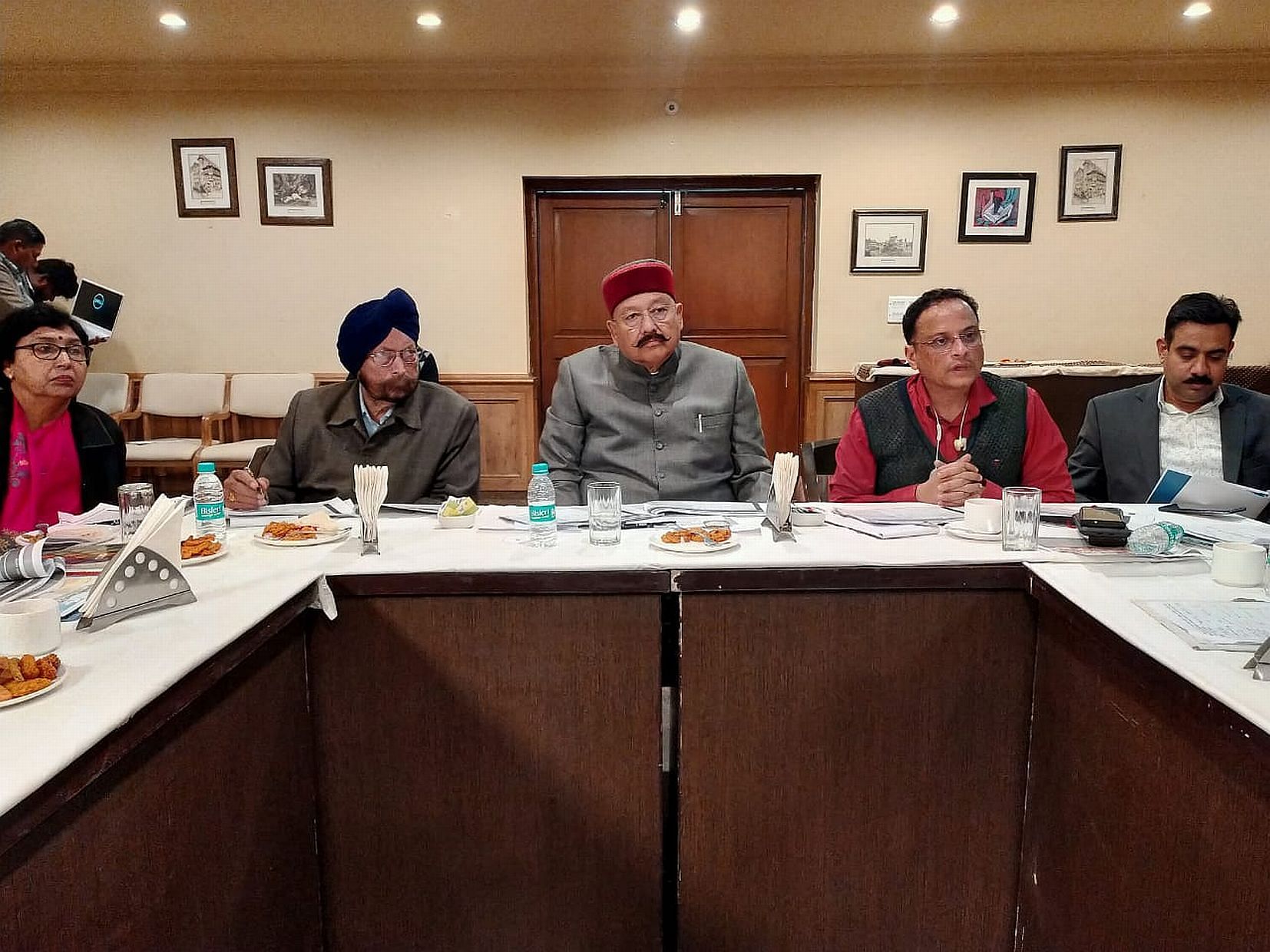 काशीपुर में अधिकारियों की बैठक लेते पर्यटन मंत्री। काशीपुर में अधिकारियों की बैठक लेते पर्यटन मंत्री।