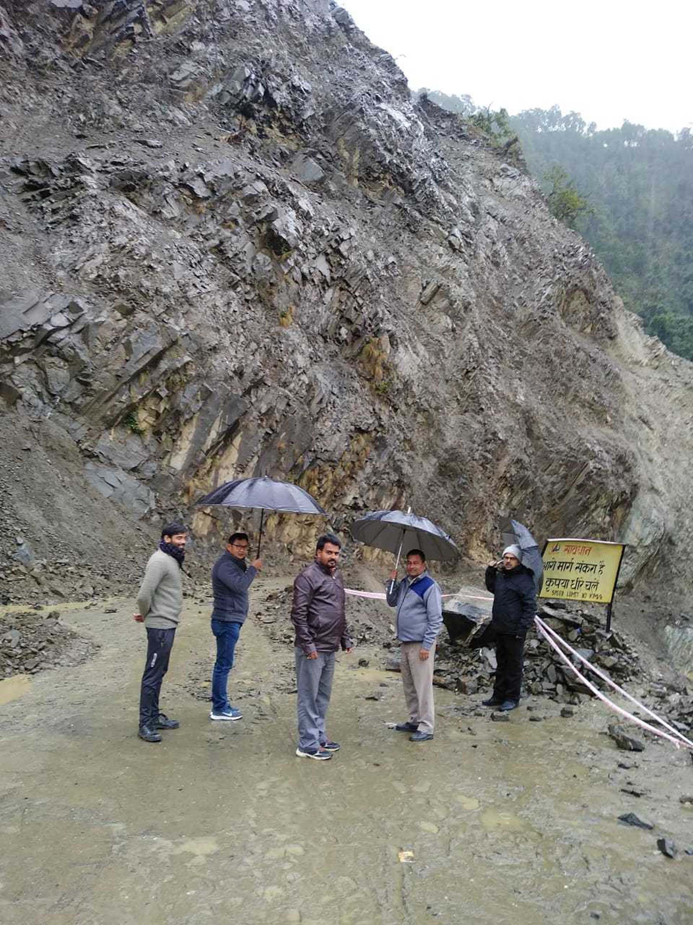 टनकपुर-पिथौरागढ़ राष्ट्रीय राजमार्ग में निर्माणाधीन बारहमासी मार्ग में स्वांला के पास क्षतिग्