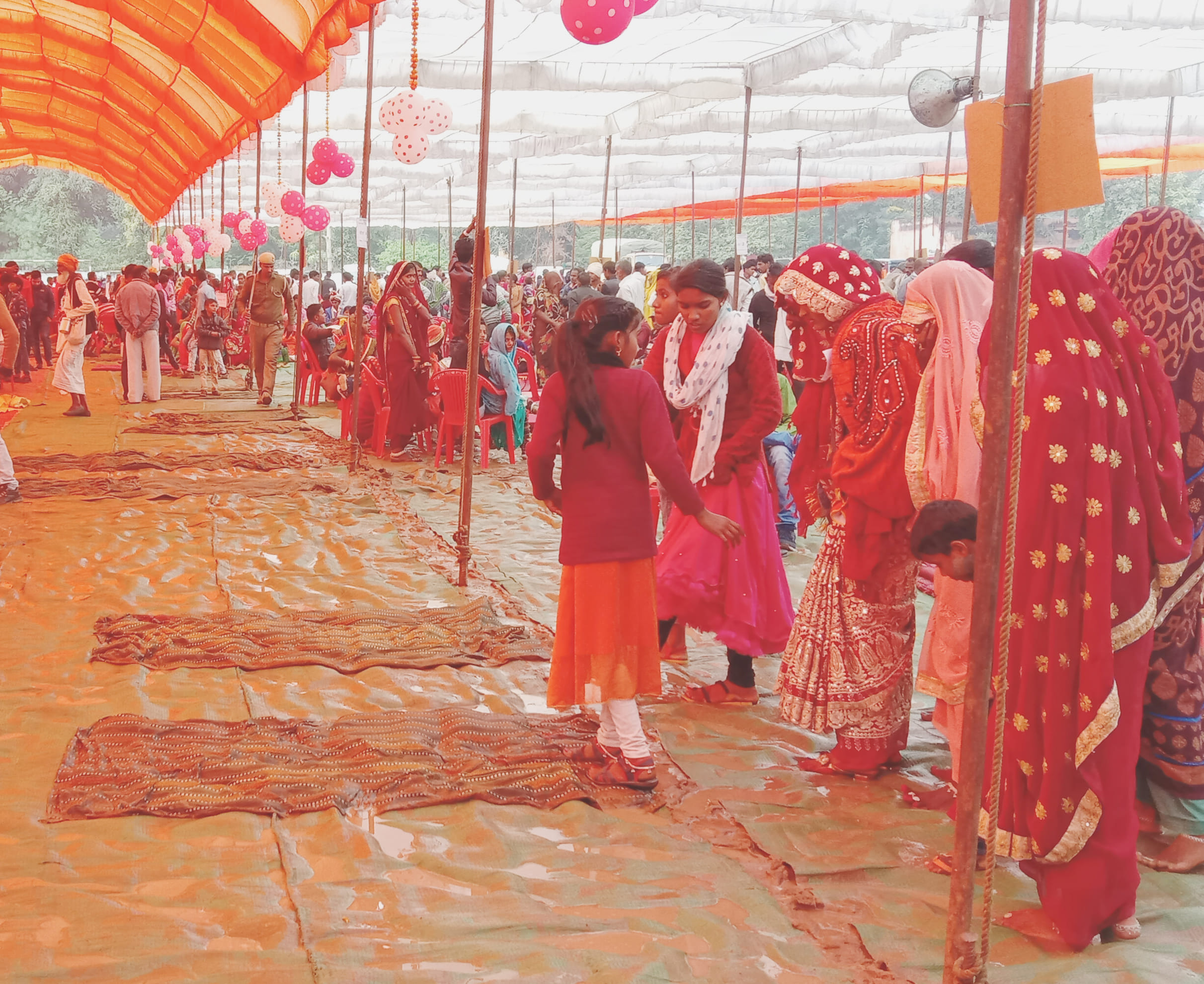 मुख्यमंत्री सामूहिक विवाह सम्मेलन में बारिश से हुआ कीचड़