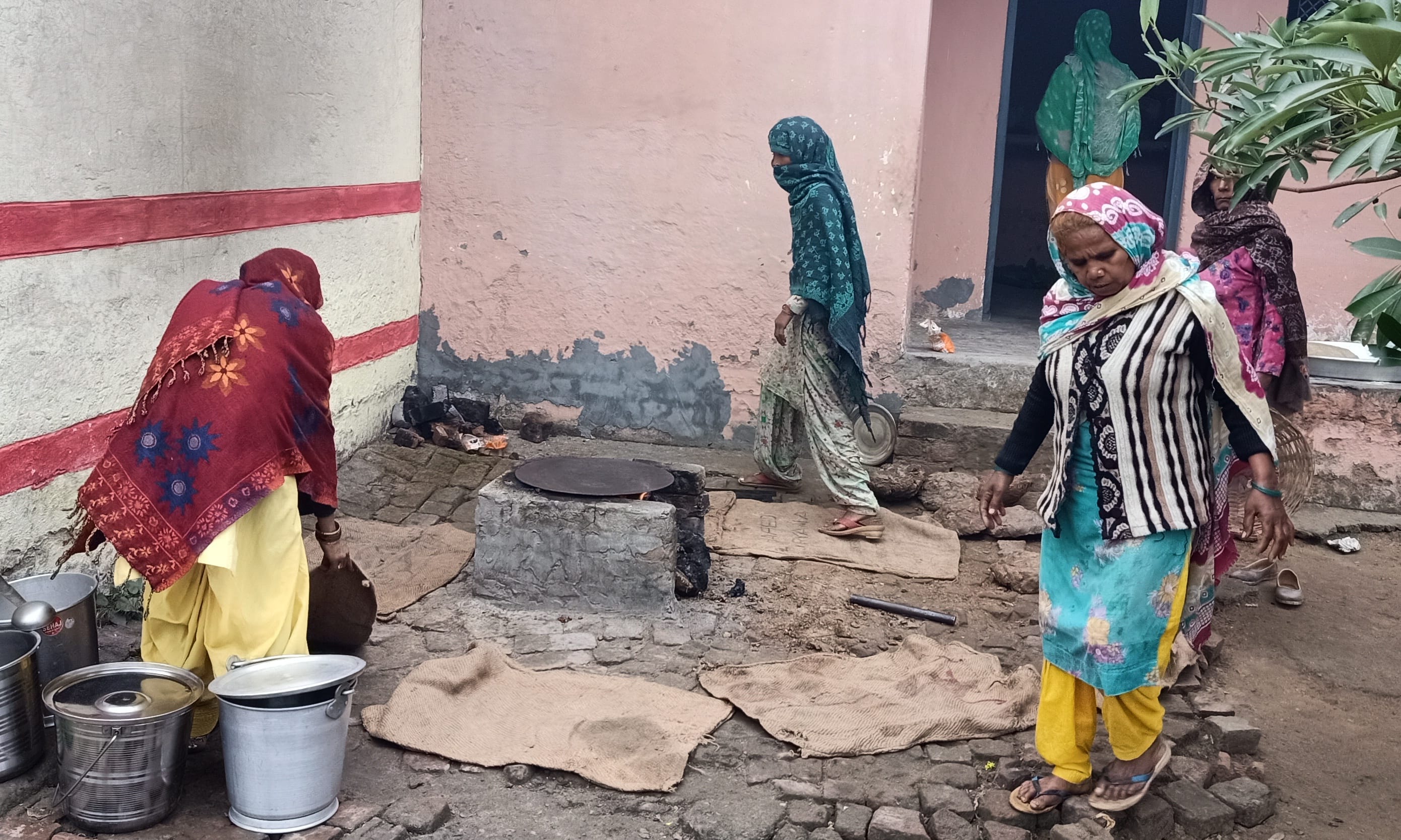 चौसाना।रेडा माजरा के प्राथमिक स्कूल में   मिड डे मील का खाना बनाती रसोई माताएं