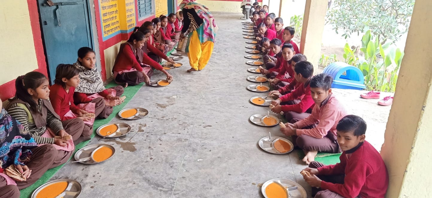 चौसाना।रेडा माजरा के प्राथमिक स्कूल में   मिड डे मील का खाना खाते बच्चे