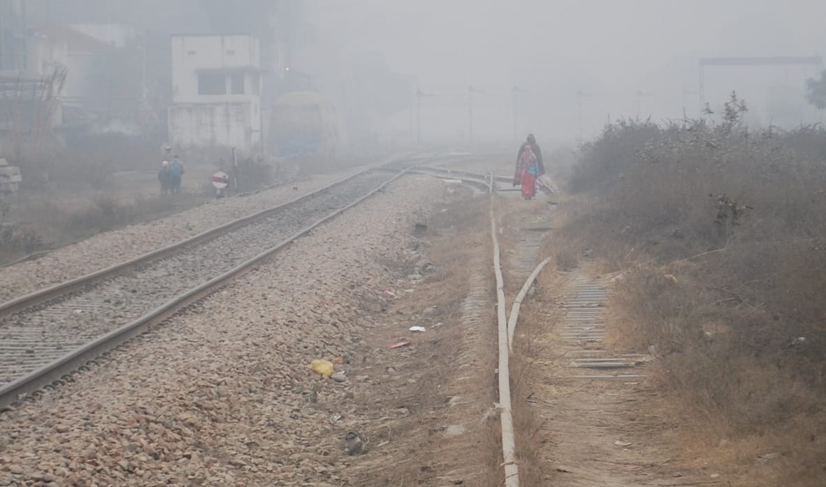 शामली रेलवे लाइन पर फैला कोहरा शामली रेलवे लाइन पर फैला कोहरा