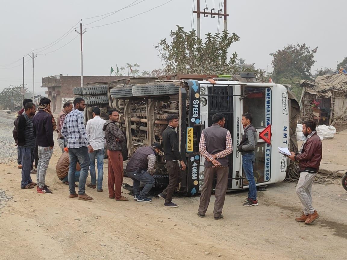 कालपी में पलटा पड़ा ट्रक कालपी में पलटा पड़ा ट्रक