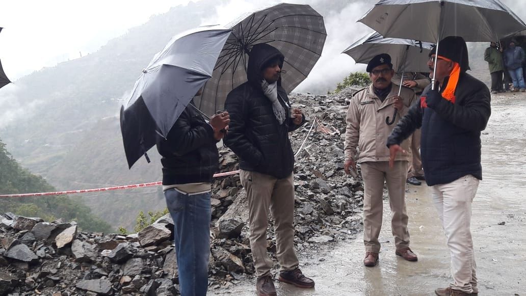 घाट के दिल्ली बैंड में सड़क खोलने को लेकर अधिकारियों से वार्ता करते जिलाधिकारी जोगदंडे। अमर उजा? घाट के दिल्ली बैंड में सड़क खोलने को लेकर अधिकारियों से वार्ता करते जिलाधिकारी जोगदंडे। अमर उजा?