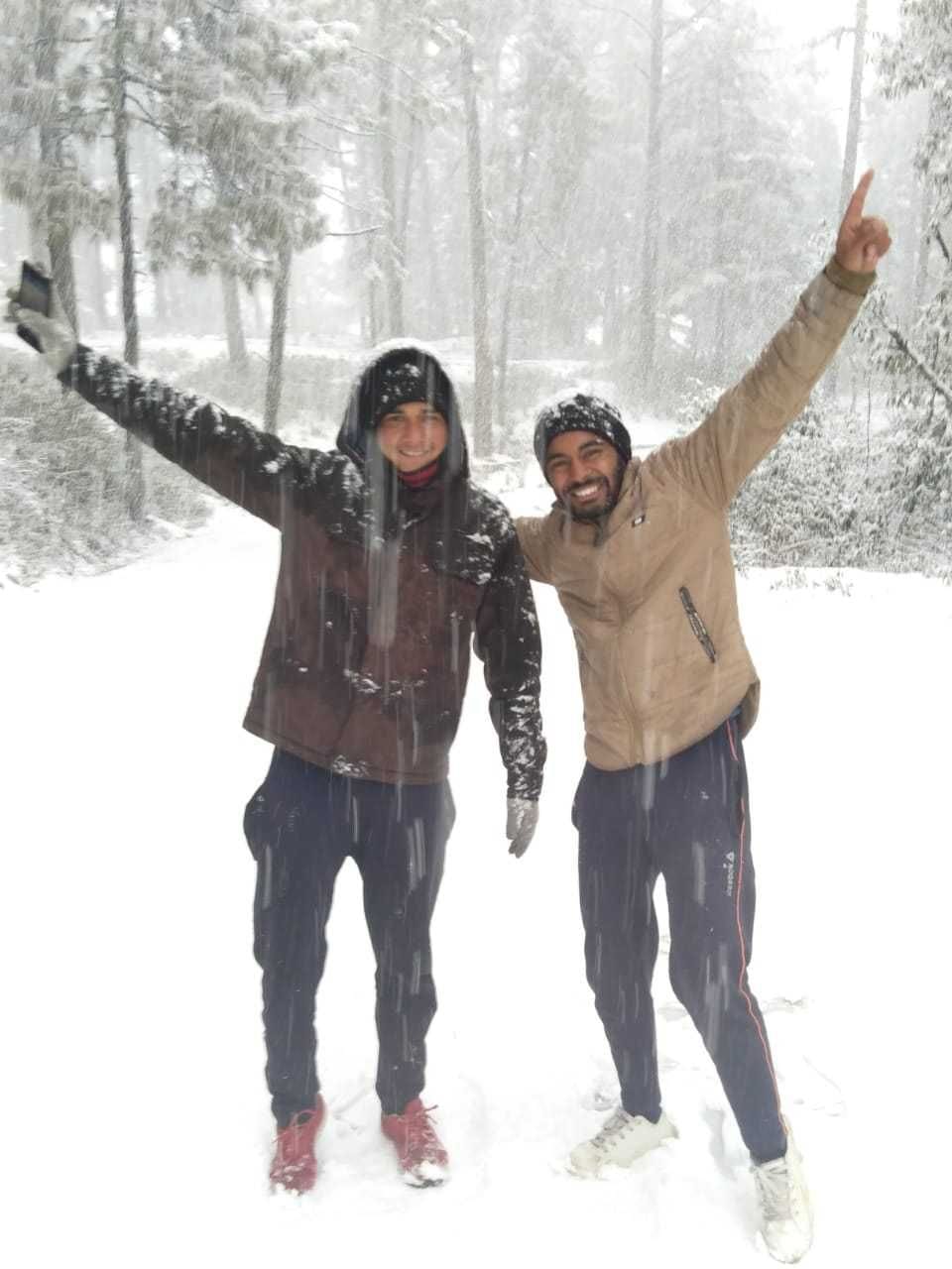  उत्तराखंड के खेतीखान क्षेत्र में ठंड की परवाह किए बगैर बर्फबारी का आनंद लेते युवा।