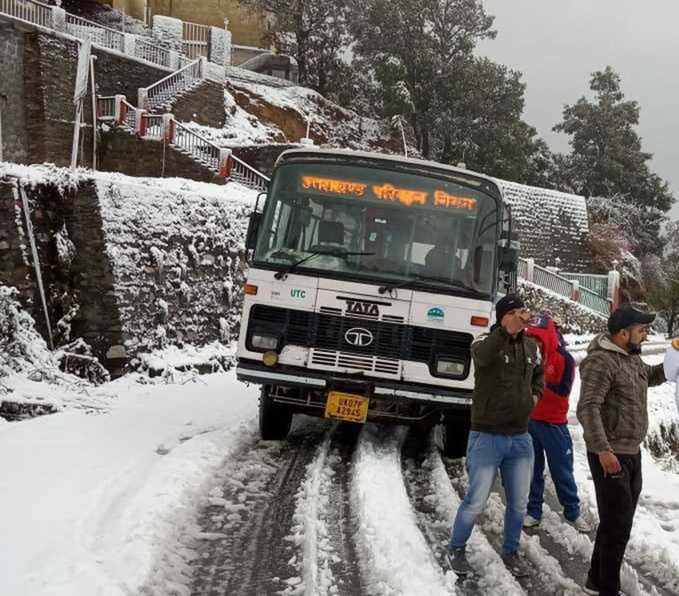  उत्तराखंड के चंपावत जिले में बर्फबारी के चलते देवीधुरा के पास फंसी लोहाघाट डिपो की रोडवेज की बस।