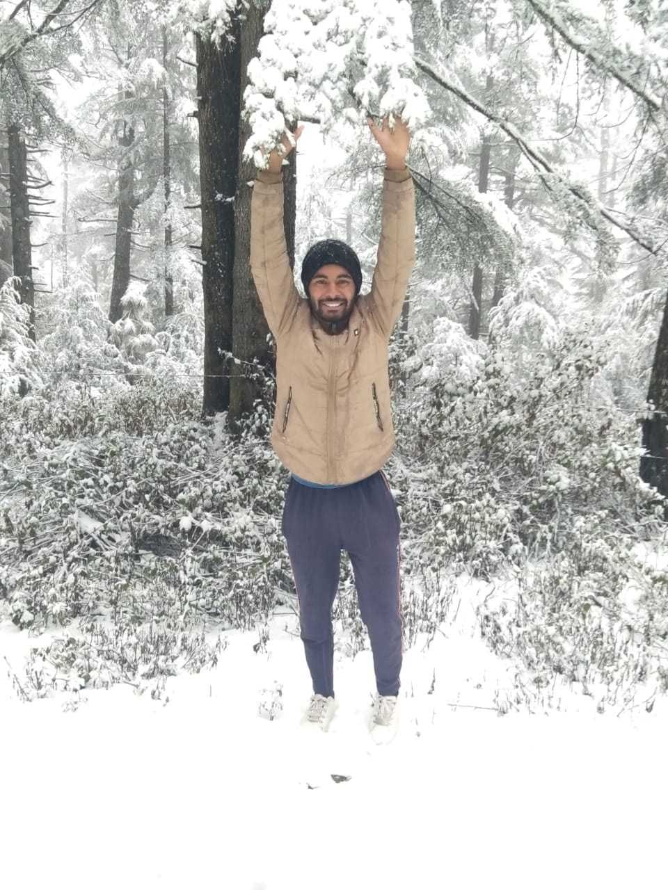  उत्तराखंड के खेतीखान के कडवाल गांव में हुई सीजन की पहली बर्फबारी का लुत्फ उठाता युवा।
