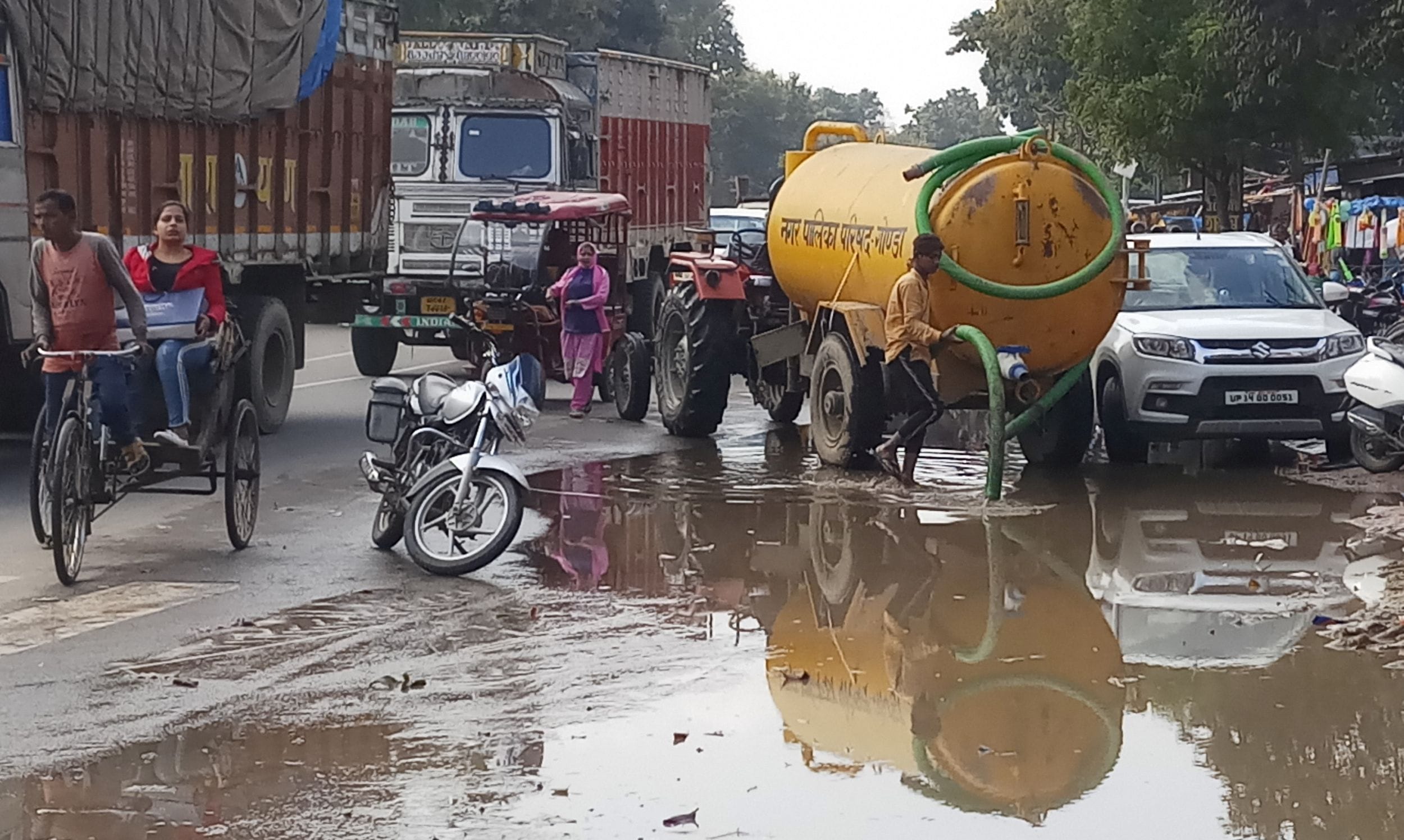 गोंडा के आंबेडकर चौराहे पर बारिश के बाद भरे पानी को निकालते नपाप का टैंकर। गोंडा के आंबेडकर चौराहे पर बारिश के बाद भरे पानी को निकालते नपाप का टैंकर।