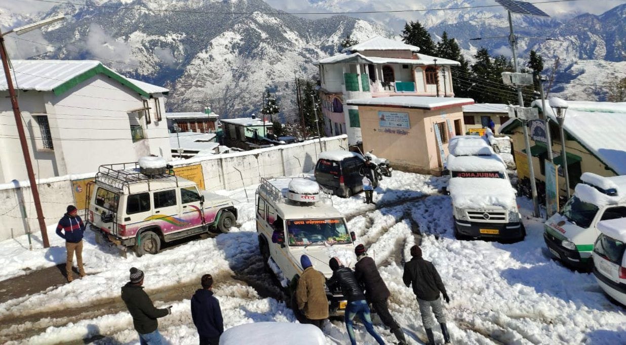 मुनस्यारी में बर्फ में फंसे वाहनों को निकालते लोग। अमर उजाला मुनस्यारी में बर्फ में फंसे वाहनों को निकालते लोग। अमर उजाला