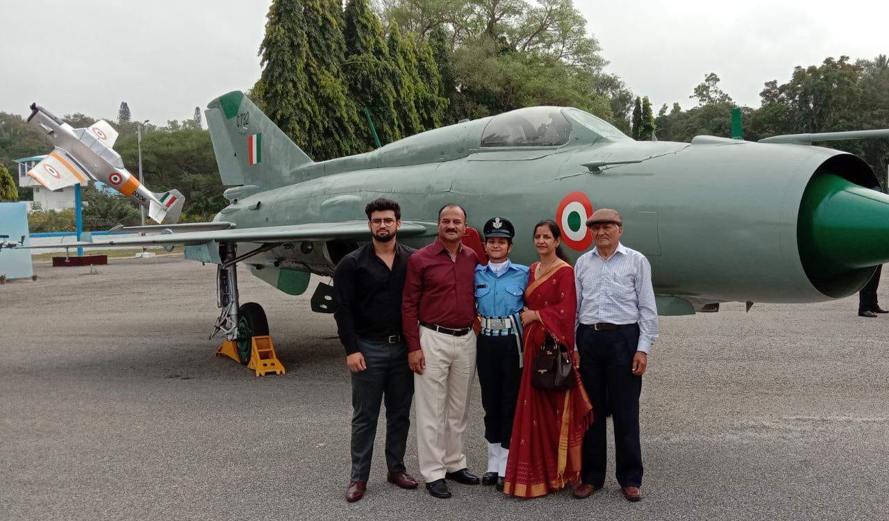 दून की शिप्रा शाही भारतीय वायुसेना में बनी तकनीकी ऑफिसर अपने परिजनों के साथ । दून की शिप्रा शाही भारतीय वायुसेना में बनी तकनीकी ऑफिसर अपने परिजनों के साथ ।