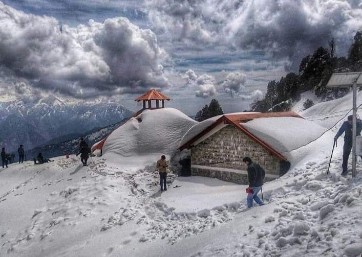 मुनस्यारी में बर्फबारी के बाद सफेद चादर में लिपटे मकान। अमर उजाला मुनस्यारी में बर्फबारी के बाद सफेद चादर में लिपटे मकान। अमर उजाला