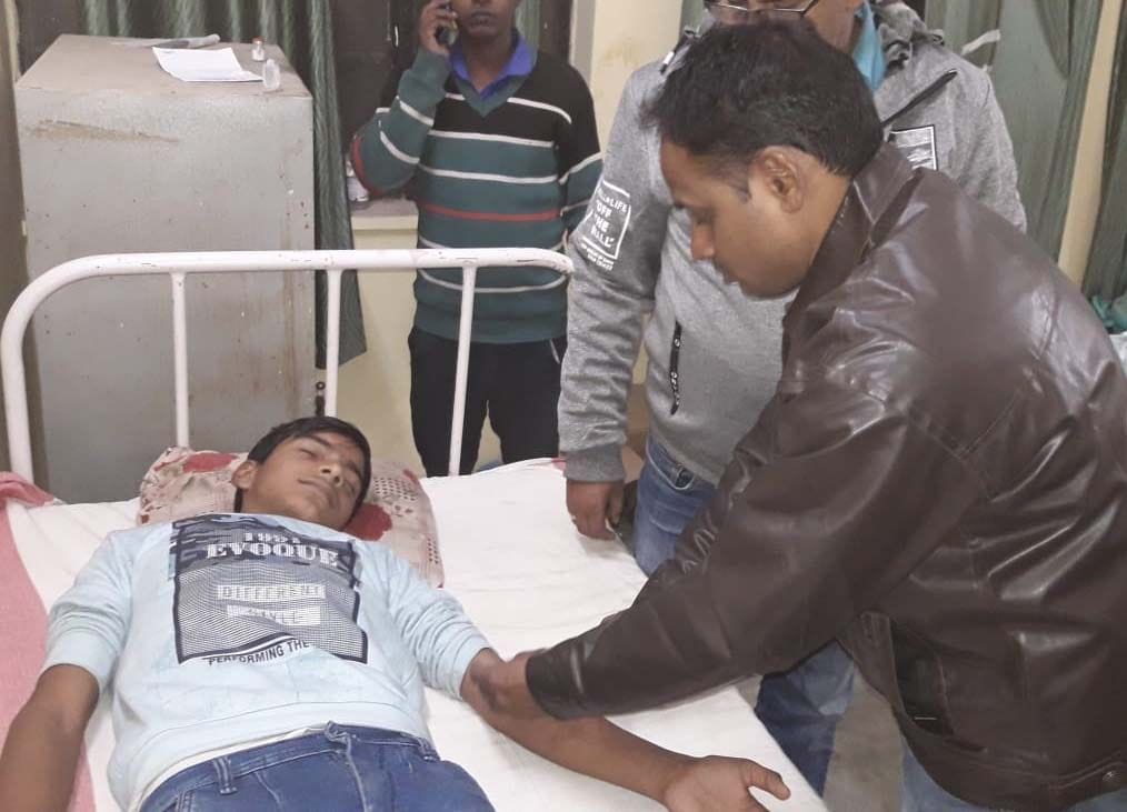 कंधई थाने के खूझीकला गांव में फूड प्वाइजनिंग से बीमार किशोर का बेलखरनाथ सीएचसी में इलाज करते चिक? कंधई थाने के खूझीकला गांव में फूड प्वाइजनिंग से बीमार किशोर का बेलखरनाथ सीएचसी में इलाज करते चिक?