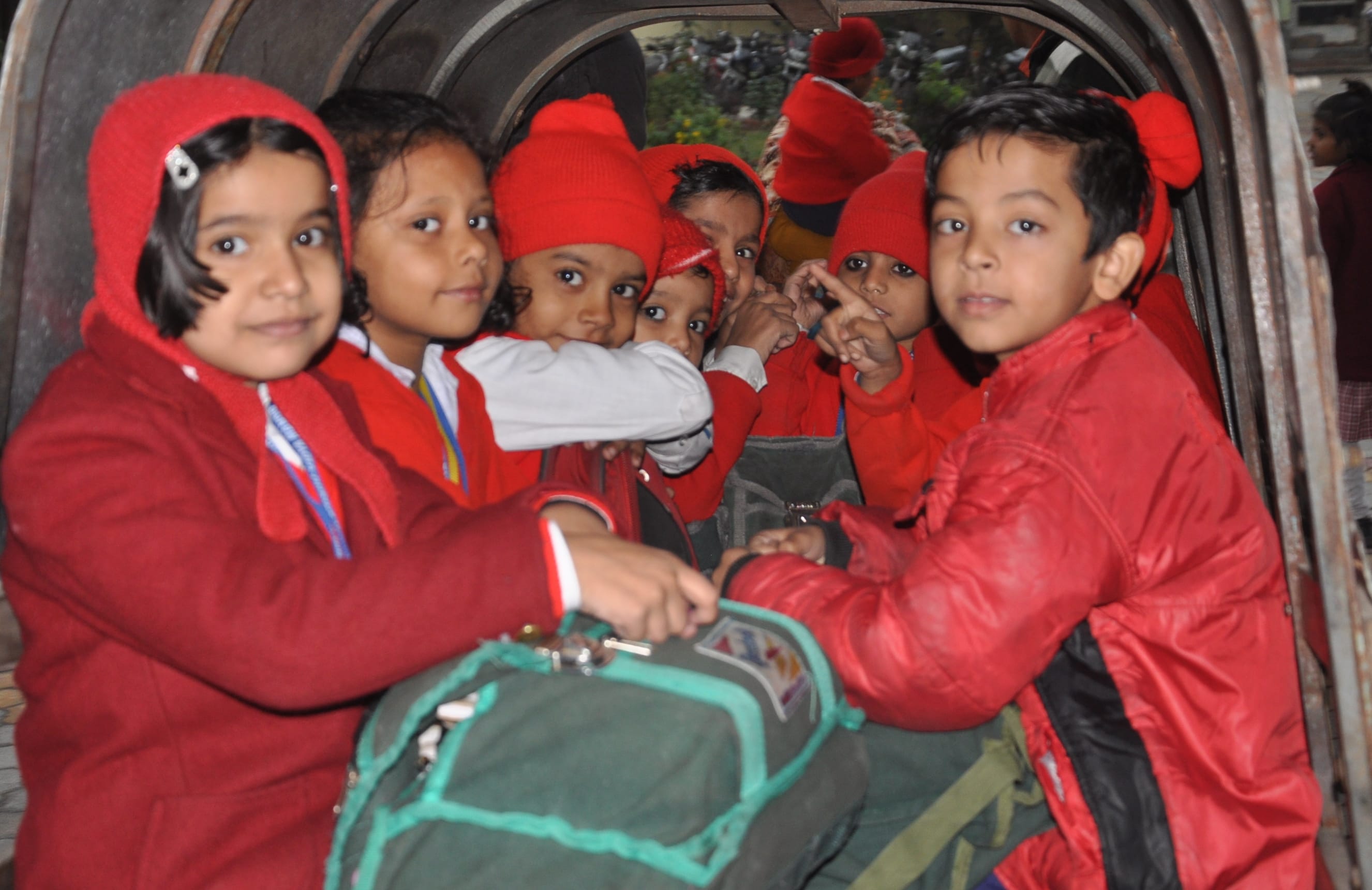 शामली ठंड में रिक्शा में बैठ कर स्कूल जाते बच्चे शामली ठंड में रिक्शा में बैठ कर स्कूल जाते बच्चे