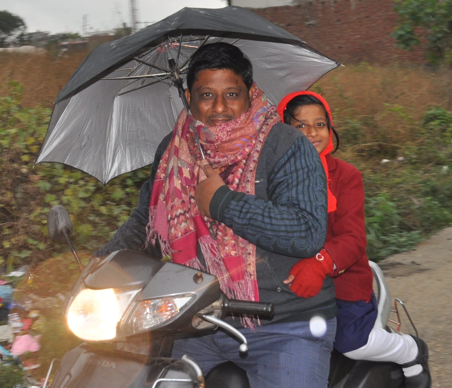 शामली हलकी बुंदा बांदी में छाता लगाकर छात्रा को स्कूटी पर लाता युवक शामली हलकी बुंदा बांदी में छाता लगाकर छात्रा को स्कूटी पर लाता युवक