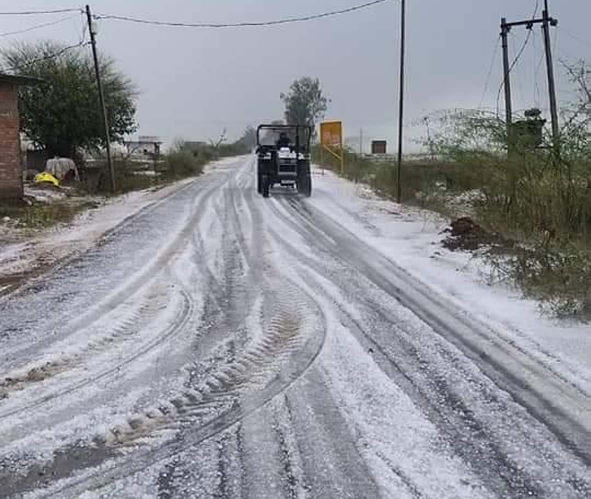 जालौन जिला स्थित उरई रोड पर शुक्रवार दोपहर को मूसलाधार बारिश के साथ गिरे ओलों का नजारा