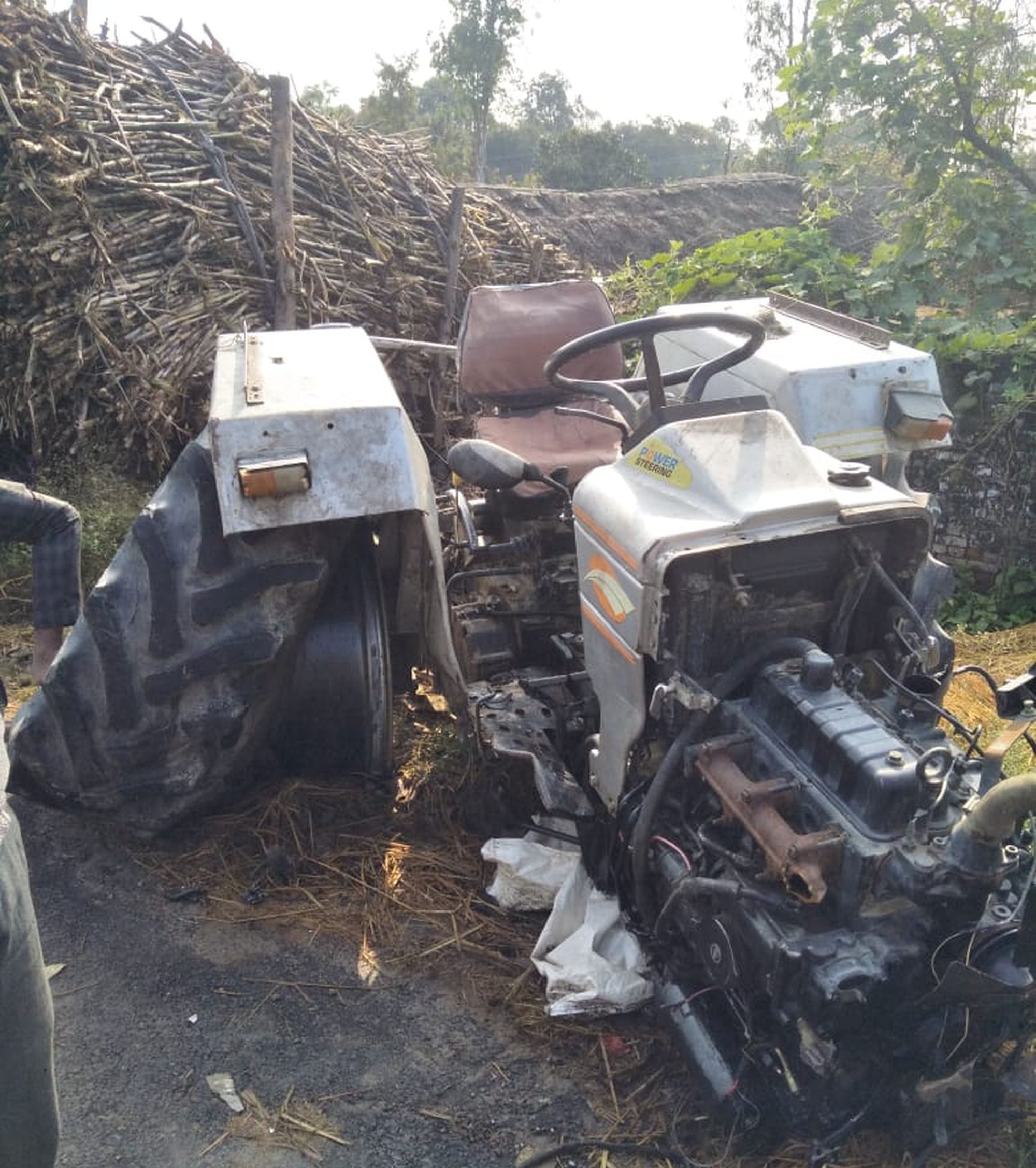 गोंडा के गोंडा-लखनऊ मार्ग पर कार और गन्ना से लदा ट्रैक्टर में भिडंत के बाद छतिग्रस्त ट्रैक्टर।