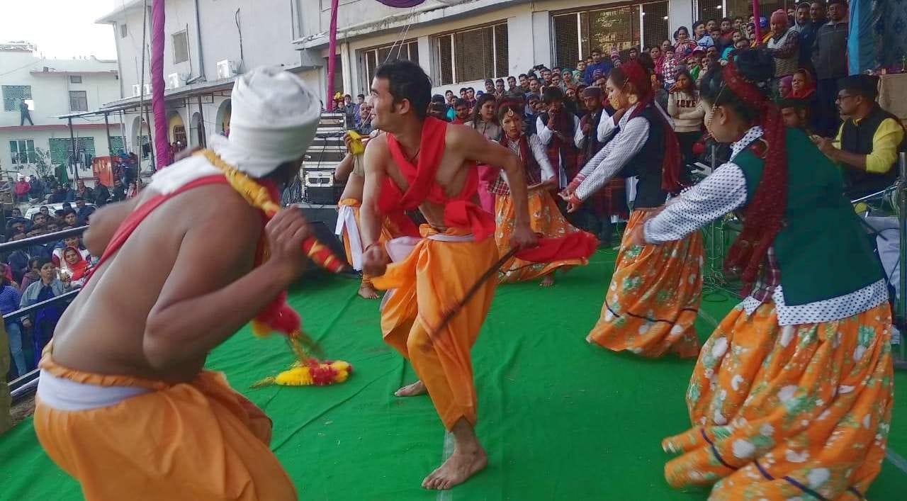 गैरसैंण मे आयोजित चार दिवसीय कृषि उद्यान एवं पर्यटन विकास मेले मे सांस्कृतिक कार्यक्रमों की प्र गैरसैंण मे आयोजित चार दिवसीय कृषि उद्यान एवं पर्यटन विकास मेले मे सांस्कृतिक कार्यक्रमों की प्र
