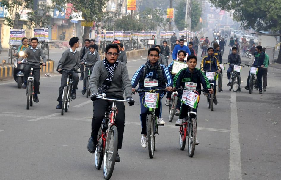 आईएमए भवन से निकली साईकिल रेस में भाग लेते चिकित्सक व स्कूली छात्र छात्राएं