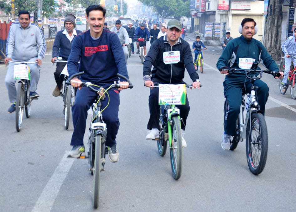 आईएमए भवन से निकली साईकिल रेस में भाग लेते चिकित्सक व स्कूली छात्र छात्राएं