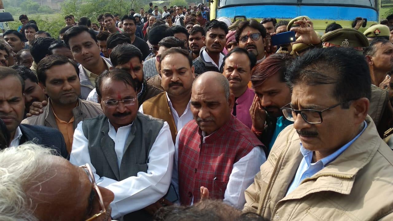 हरदोई गुर्जर में जाम लगाए किसानों को समझाते सांसद भानु प्रताप वर्मा व एडीएम प्रमिल कुमार