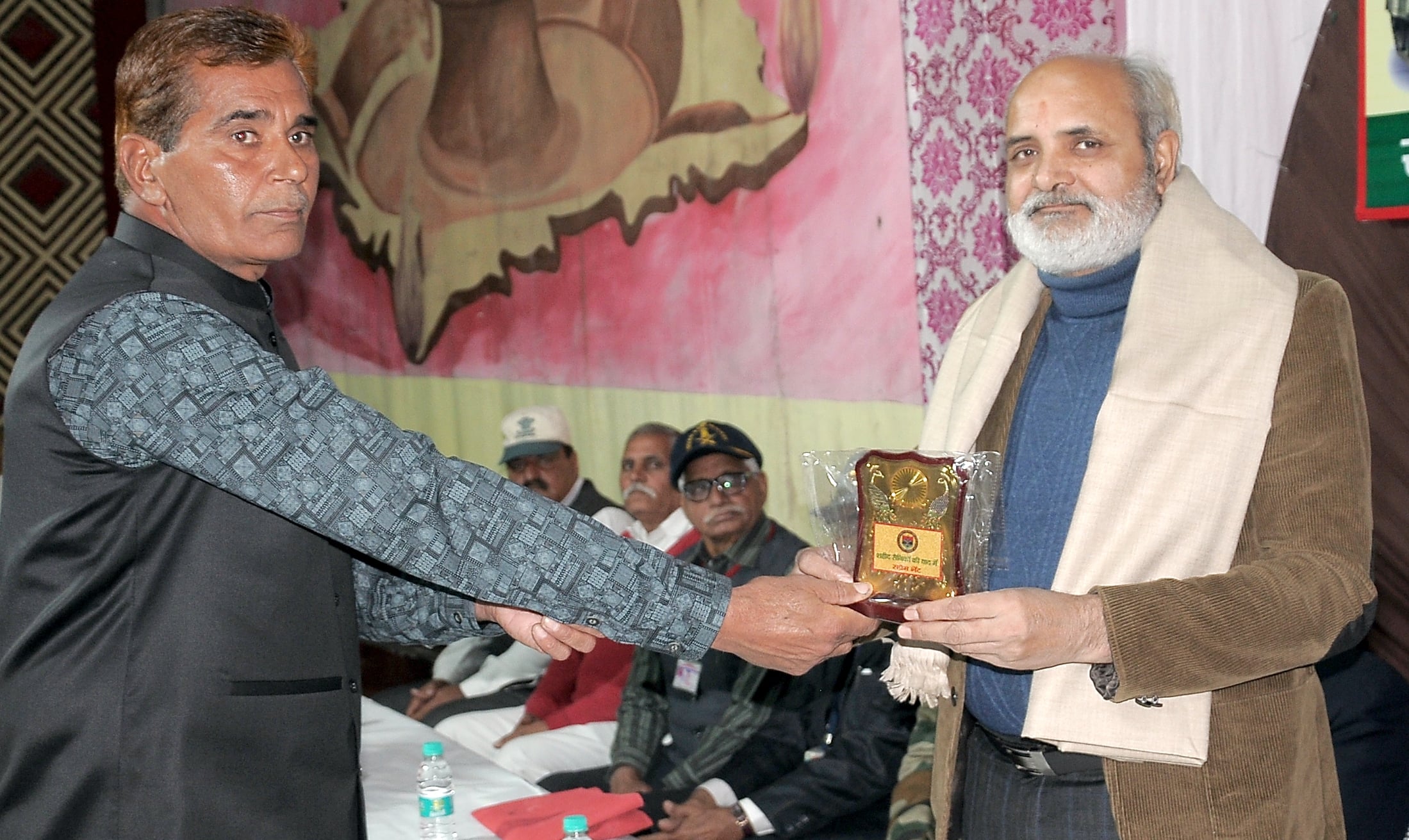 शामली में आयोजित शहीद सैनिक सम्मान समारोह में मुख्यअतिथि का स्वागत करते संगठन के सदस्य। शामली में आयोजित शहीद सैनिक सम्मान समारोह में मुख्यअतिथि का स्वागत करते संगठन के सदस्य।