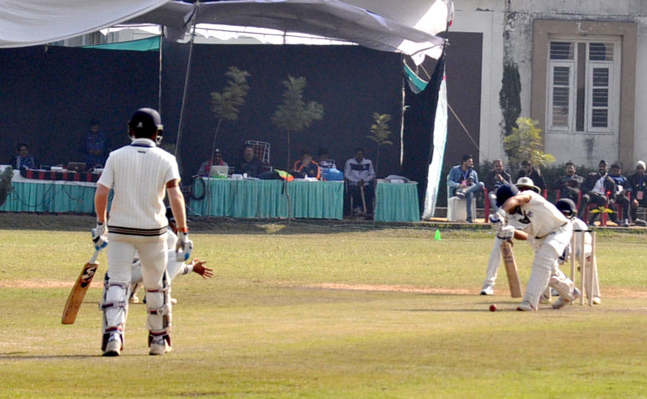 ज्ञान कलश में आयोजित क्रिकेट टूनामेंट में शांट लगाता खिलाडी