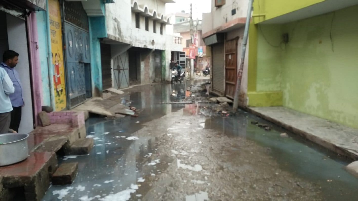 शहर के सुभाषनगर की मुख्य गली में हुआ जल भराव।