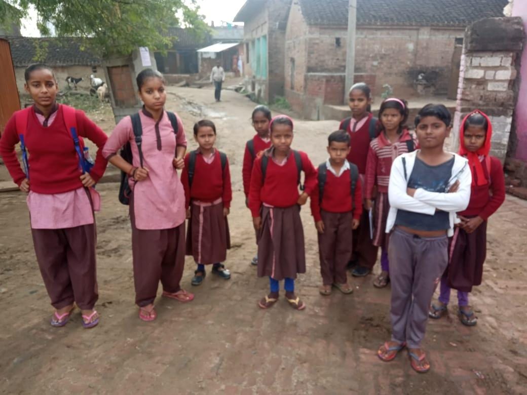 स्कूल के बाहर खड़े बच्चे